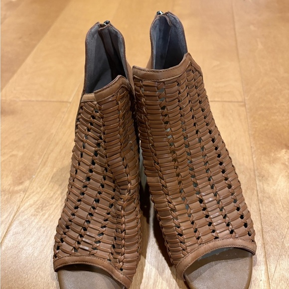 DONALD J PLINER
Jacqi Woven Leather Wedge Heel booties sandals leather tan 8 - Picture 3 of 7